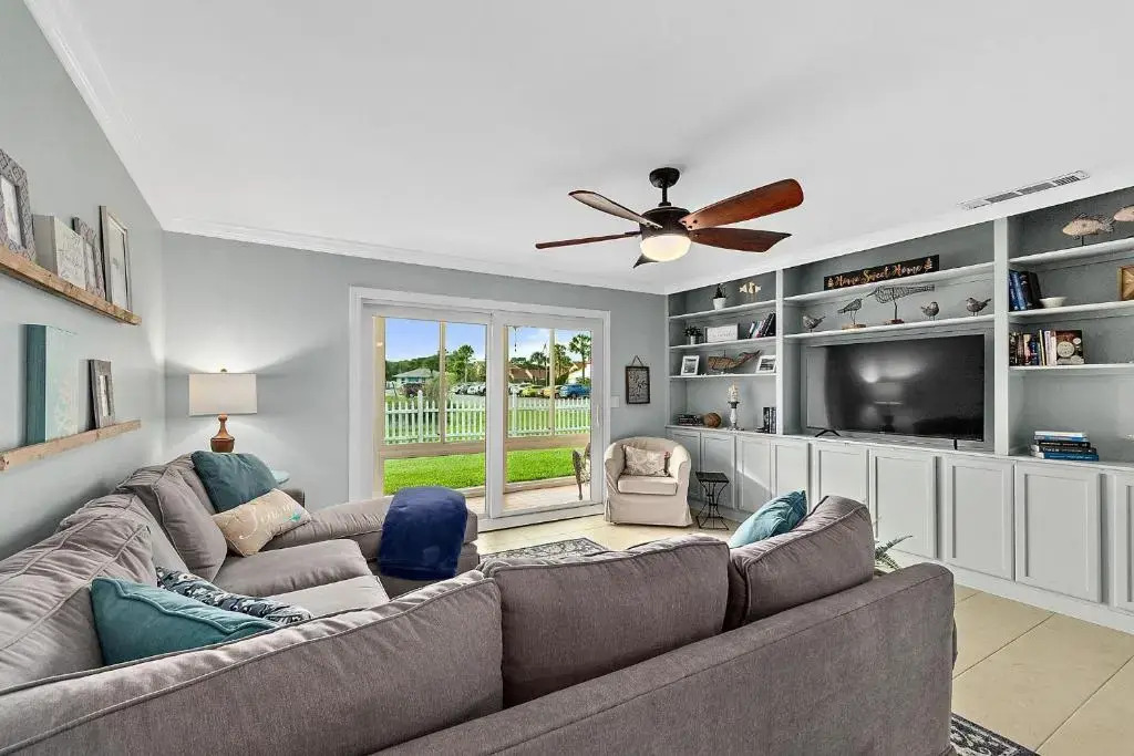 Island Oasis - 3br 2ba - steps to the ocean!