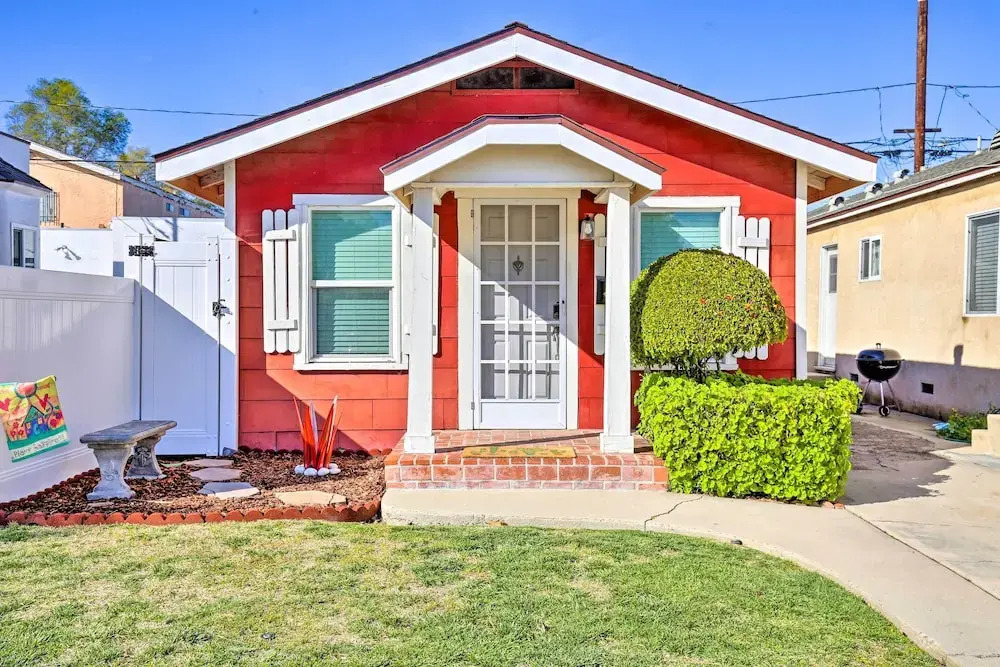 7 Mi to Downtown: Long Beach Bungalow w/ Patio