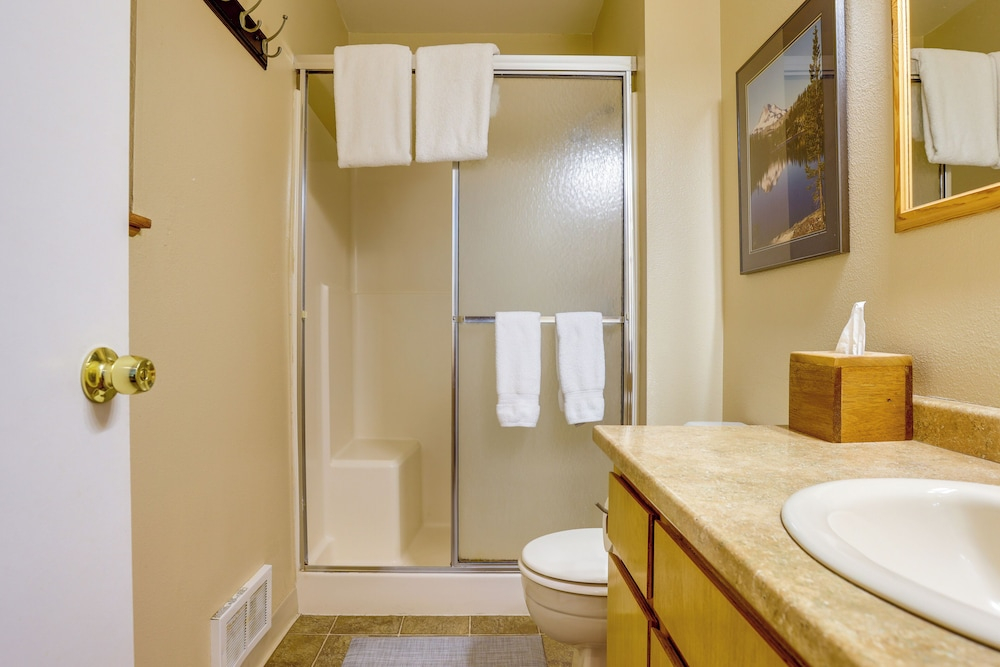Sunriver Vacation Rental w/ Community Hot Tub!