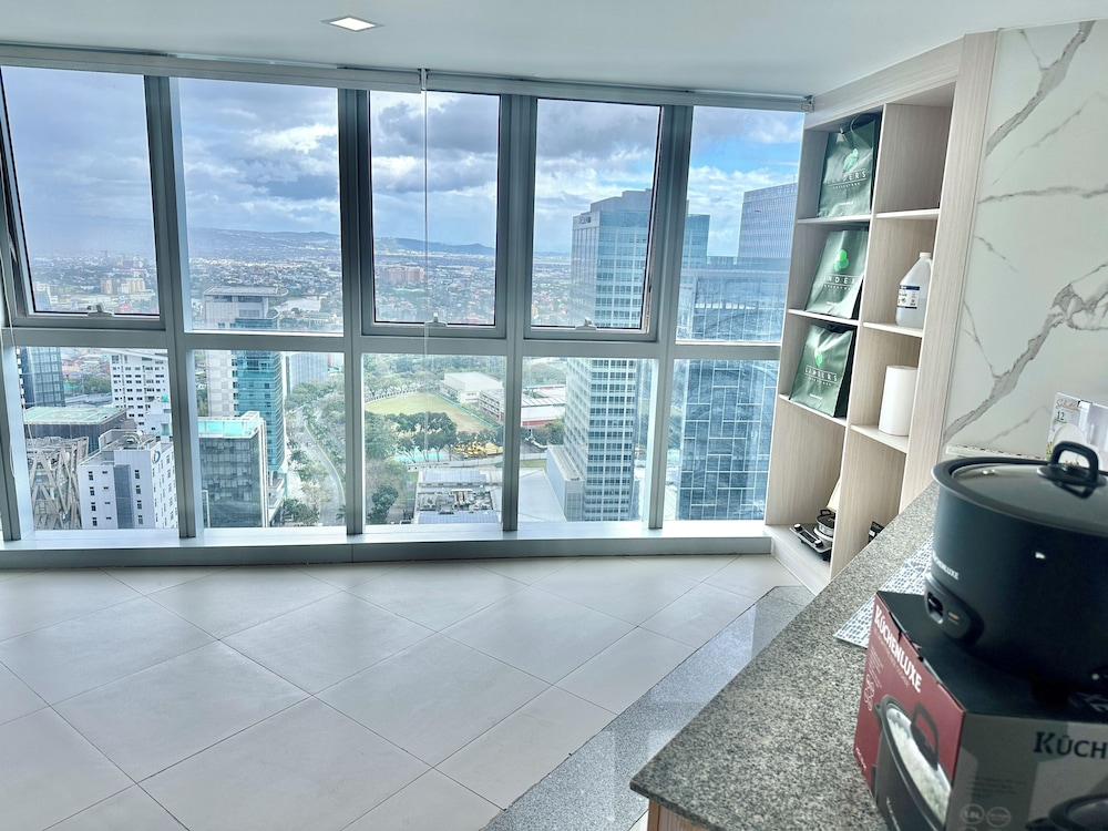 RareCut 177sqm 4BR Uptown Parksuites BGC