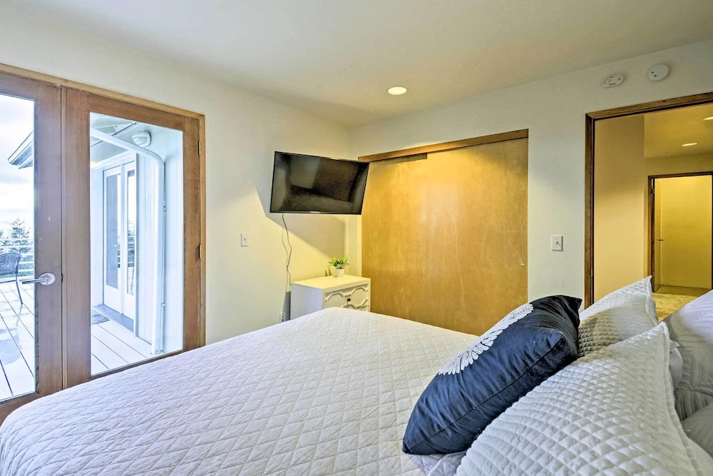 Unique Port Ludlow Home w/ 3 Decks & Hot Tub!