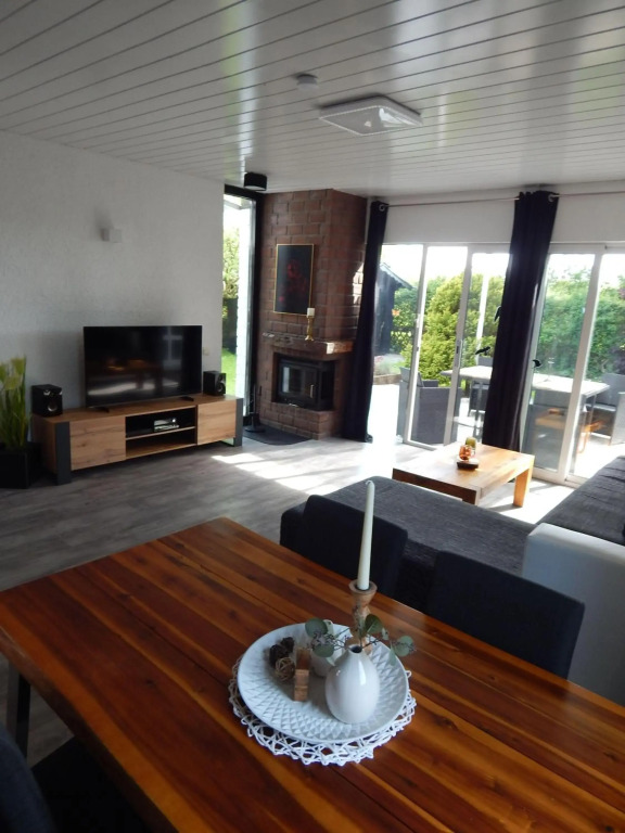 Wunderschoenes-freistehendes-Ferienhaus-an-der-See-Sauna-Strand-Yachthafen-WLAN