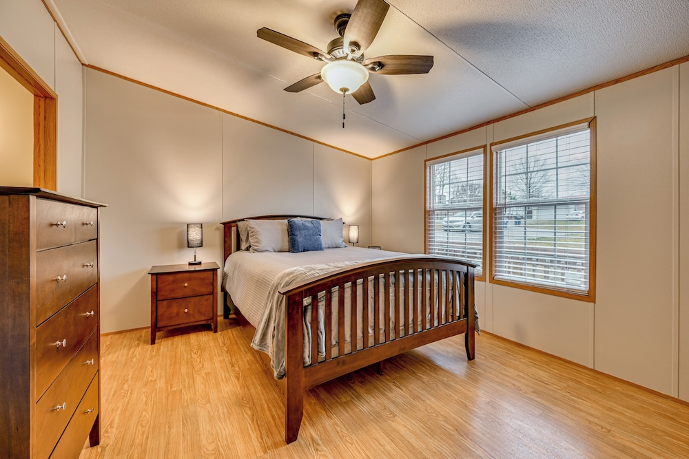 Boat, Fish, Hike & Explore: Cozy Home in Bronston
