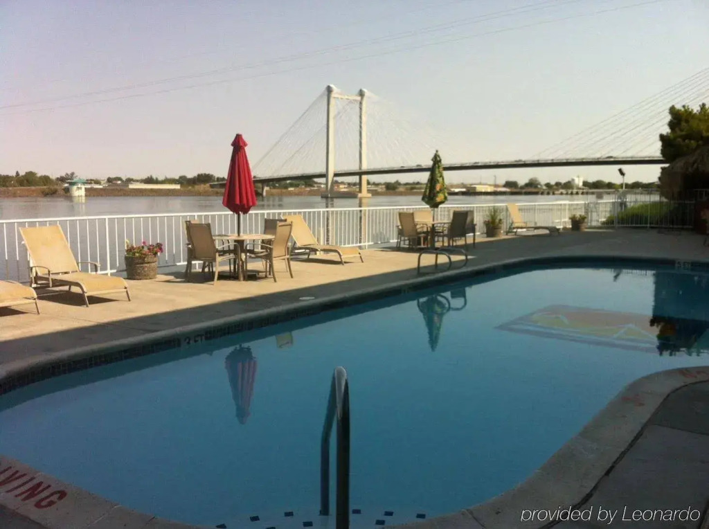 Clover Island Inn