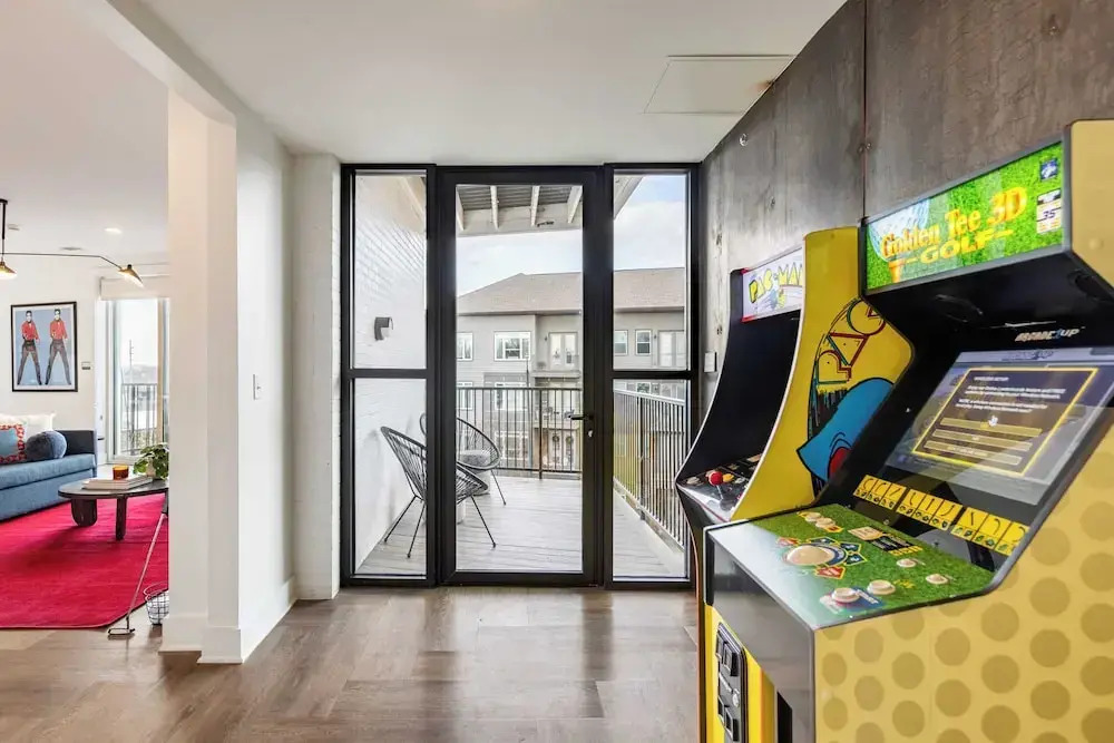 Dual Bachelor Pads w/ Rooftop Lounge & Games Sleeps 26 5 Min to Broadway