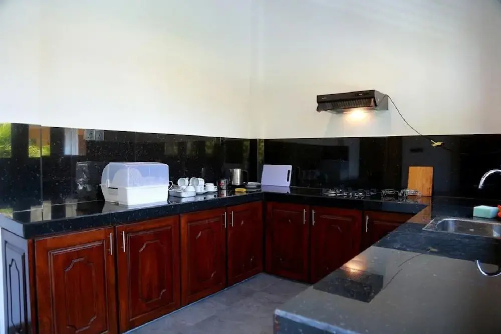 The villa has 6 bedrooms, 1 bathroom, a flat-screen Tv with satellite channels,