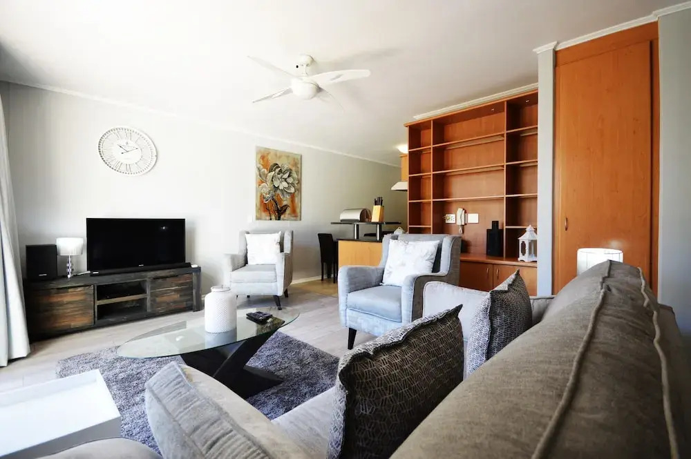 Island Club Hotel & Apartments