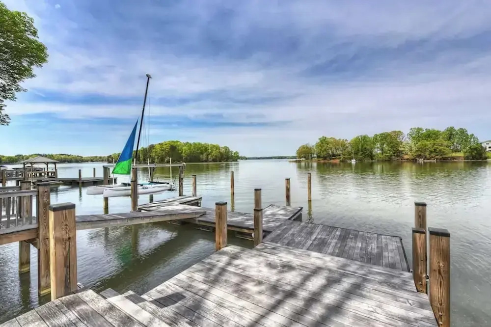 Sunset Shores Resort: The Grand House by Avantstay Lakefront, Spa, Private Dock+beach, Game Room