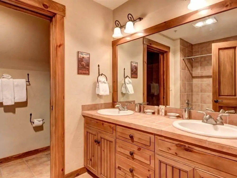 Luxury 2 Bedroom Mountain Vacation Rental in Breckenridge With Access to a Hot Tub and Heated Garage Parking