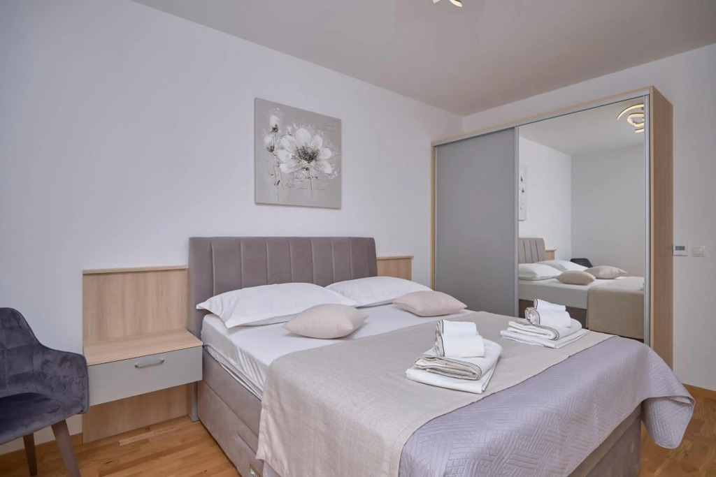 M Entire floor in a spacious house with pool