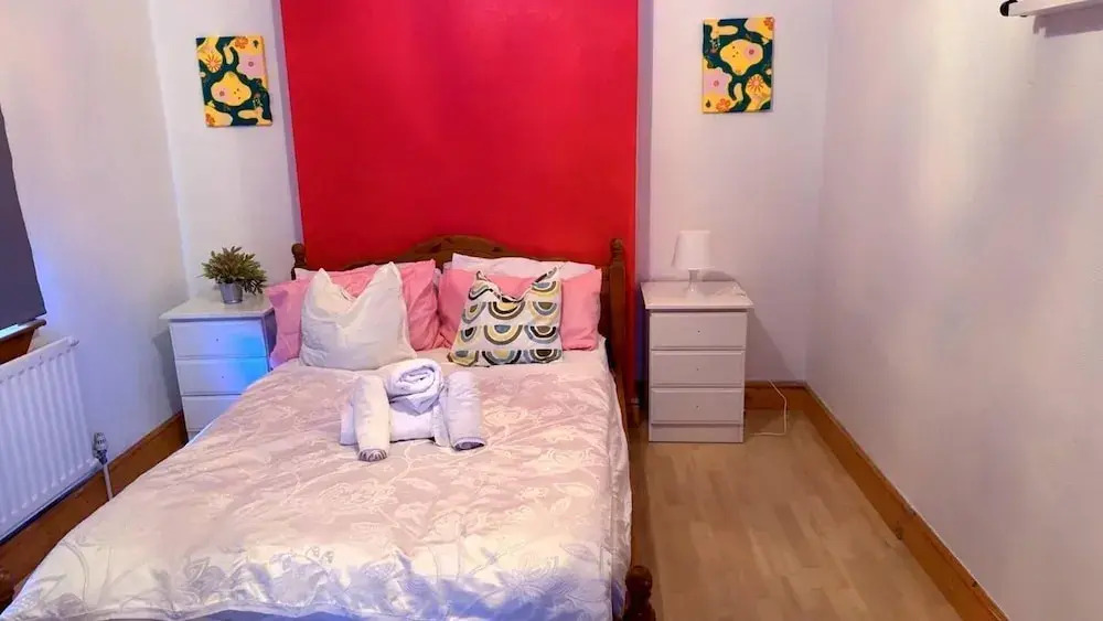 Spacious House- Parking, Garden & Central Location