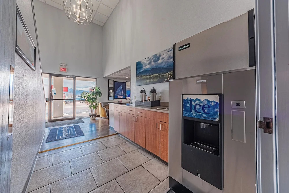 Airport Value Inn and Suites