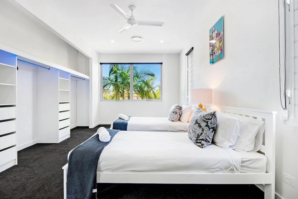 Luxury 5 Bedroom House with Private Pool in the heart of Surfers Paradise