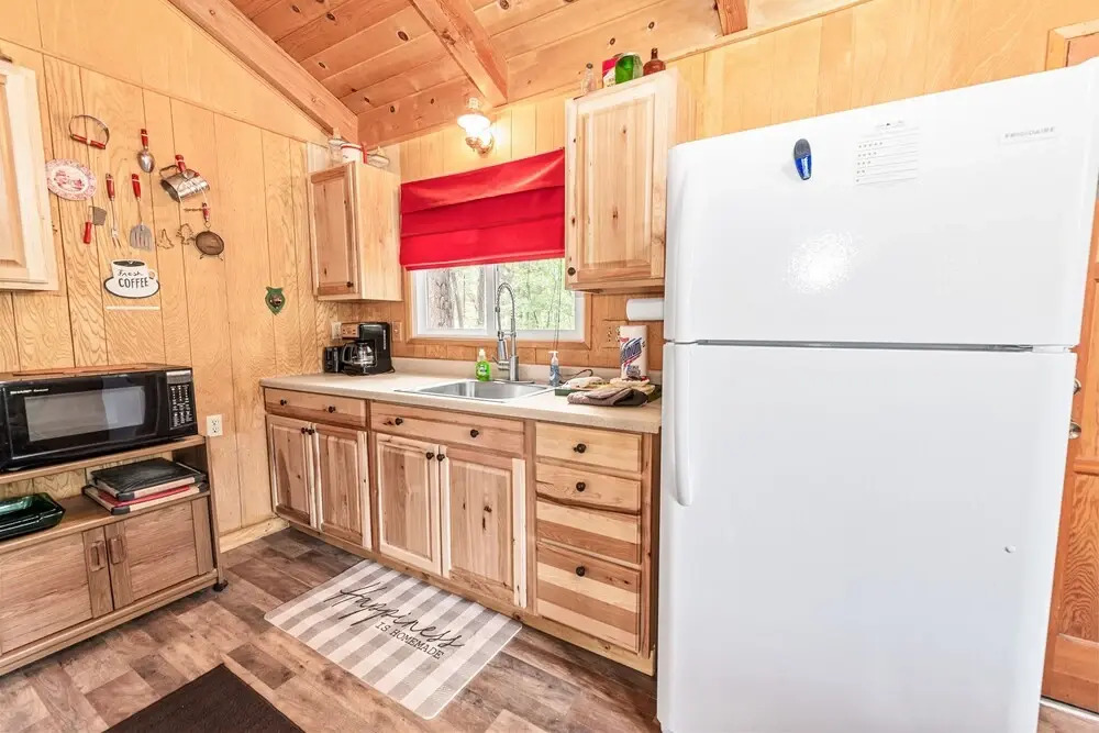 Knotty Pine Chalet - 2br/1ba/walk To Lake And Village/fireplace/wifi/smarttv/barbeque/fencedyard 2 Bedroom Chalet