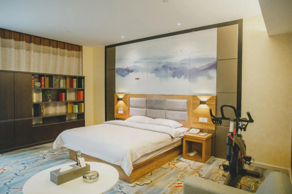 Xinjiang Tianshan Snow Leopard Hotel