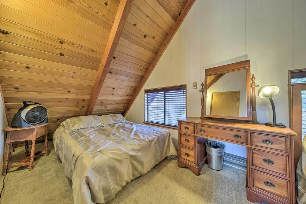 6 Mi to Yosemite National Park: Retreat w/ Deck!