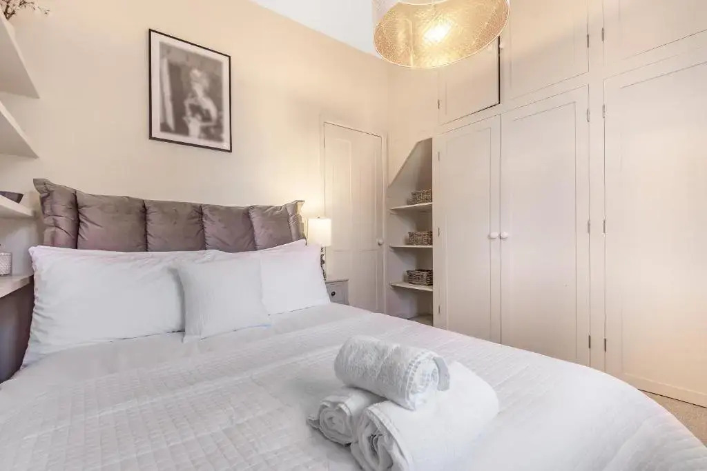 Chester City Centre Cottage, Sleeps 6 with FREE Parking
