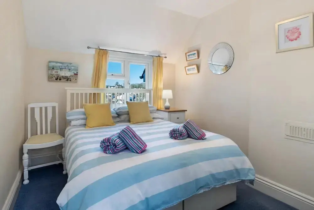 Four Oaks - Sea Views, Parking, Enclosed Garden, Dog Friendly
