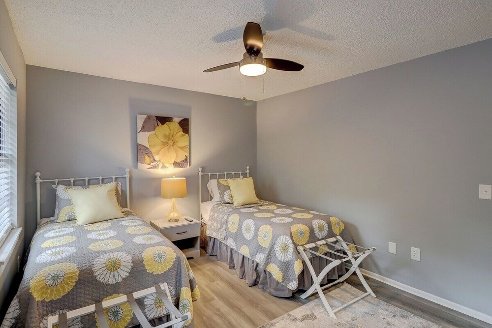 Renovated 2BR Hilton Head Home Walk to Shops
