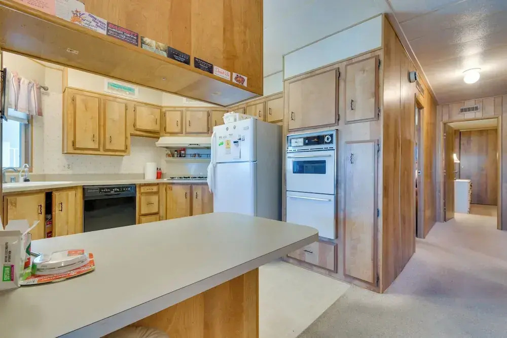2 Mi to Lake Havasu: Pet-friendly Home w/ Grill!