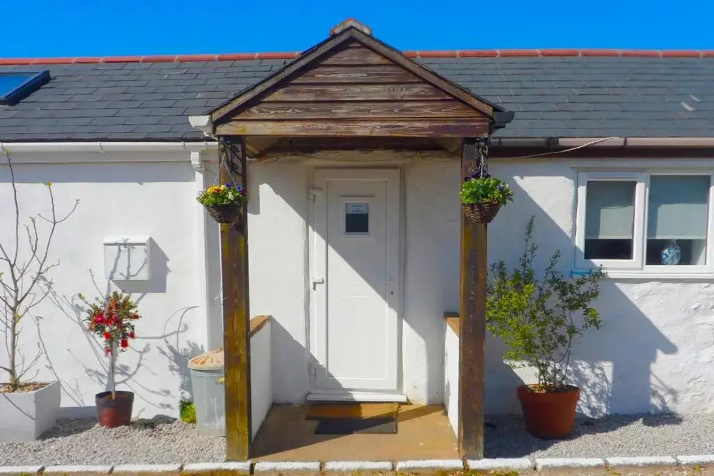 Stunning ANNEXE 1 luxury bedroom, eating area & bathroom only!