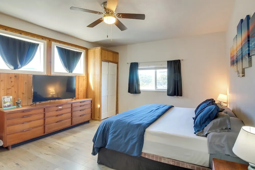 Bandon Home w/ Patio, Steps to South Jetty Park