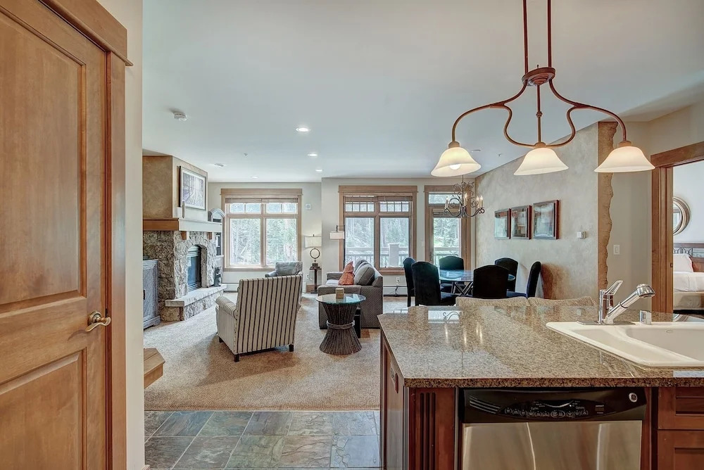 Luxurious 2 BR in River Run Village with Ski in ski out, Kids Ski Free condo