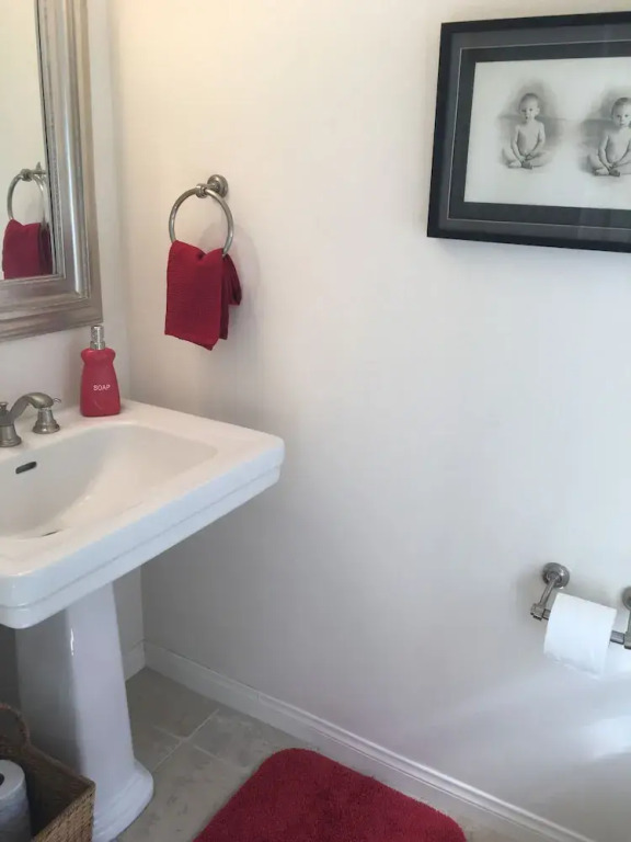 2 Bedroom Townhome 2 Mins. to the Beach