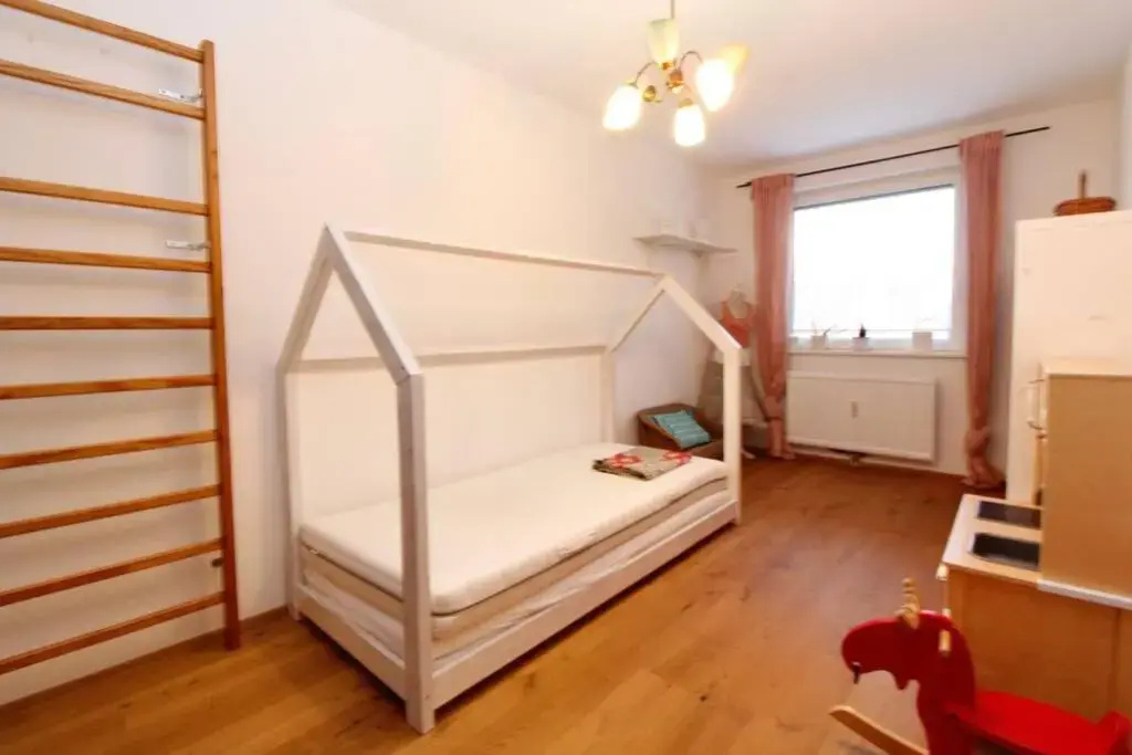 MODERN spacious, 2 BEDROOM, FREE PARKING