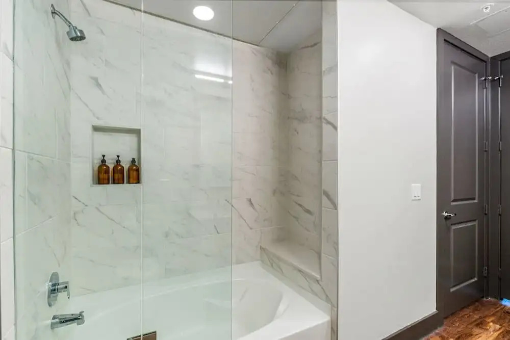 12 Min to Downtown Pool Balcony Free Parking