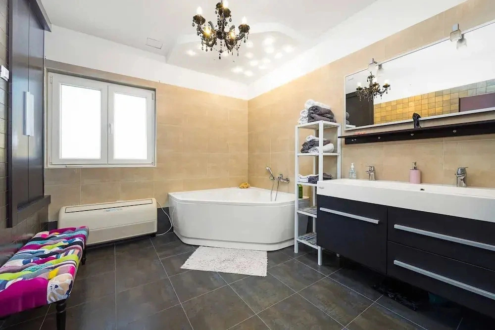 Spacious Apartment in Brodarica With Garden