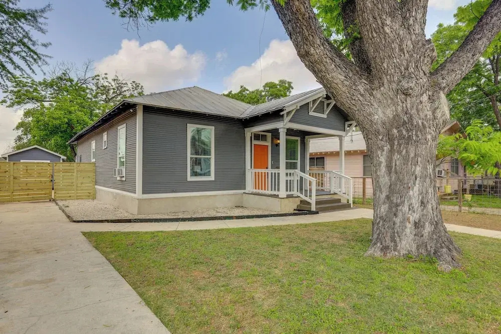 San Antonio Home 2 Mi to Dtwn, Swim Spa!