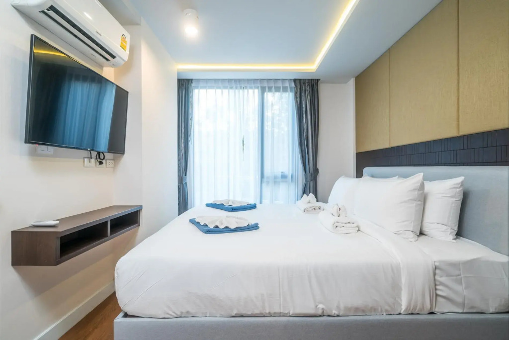 Pool access duplex in Surin condo for 4 people