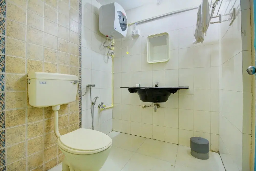 OYO 10068 Hotel Rathna