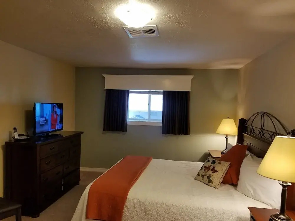 Redwood Hyperion Suites