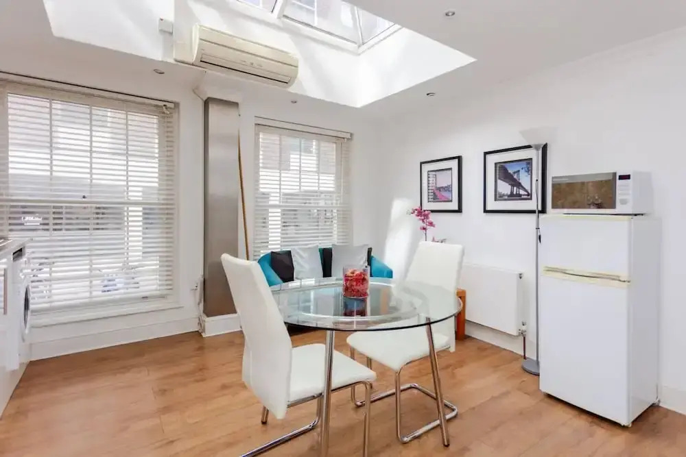 Airy Studio Apartment in Vibrant East London