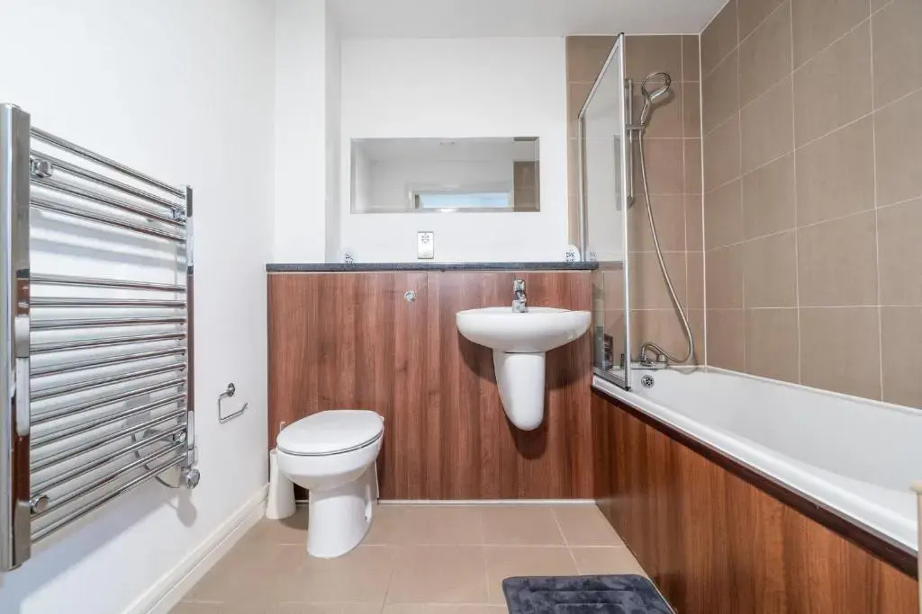 MAEVELA Apartments - Modern 2 Bedroom Apartment - Chinatown, Arcadian, City Centre - Large Juliet Balcony Windows - PS4 & Smart TV's