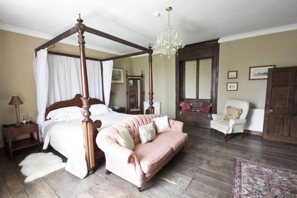 Old Downton Lodge