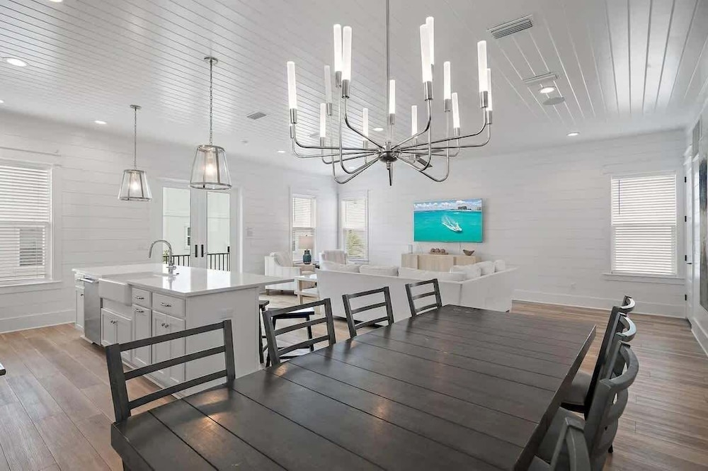 3-story Comfortable Home Near the Beach