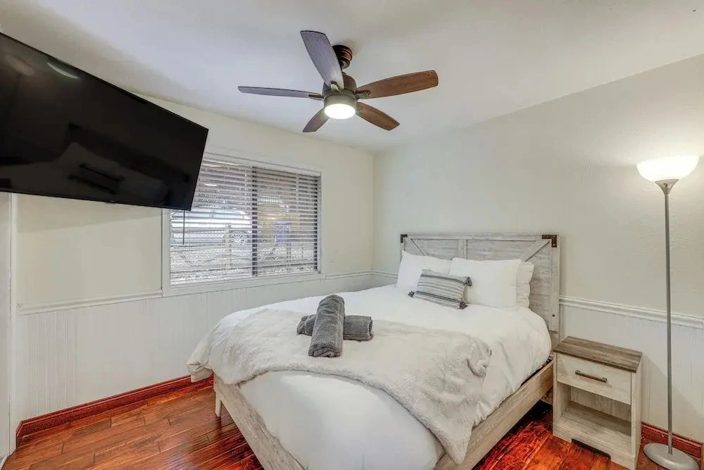 Renovated Moonridge Cabin w/ Hot Tub & Lake Views