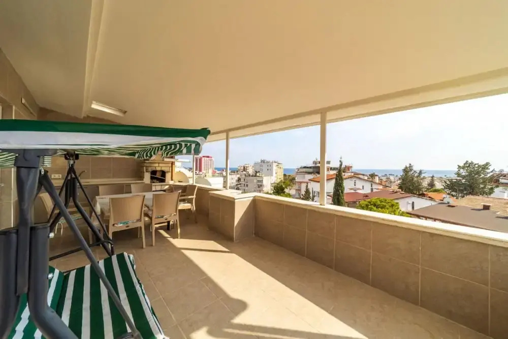 Spacious and Central Apartment near Lara Beach in Muratpasa, Antalya