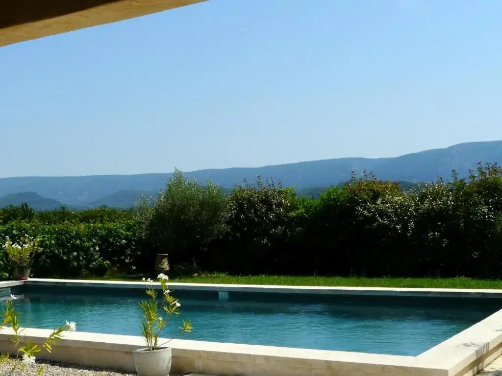 Demeure de charme du 18ème siècle à Gordes avec une magnifique vue sur le Luberon depuis sa piscine et pool-house, 12 personnes, LS2-107 VANADO