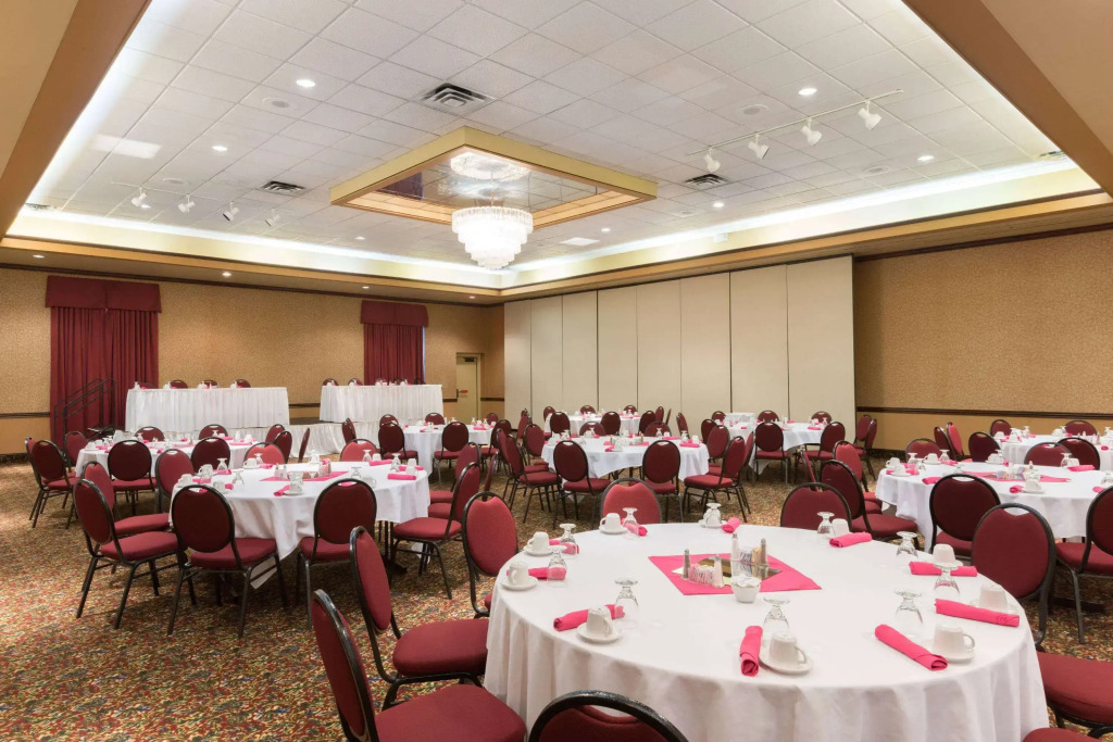 Ramada by Wyndham Topeka Downtown Hotel & Convention Center