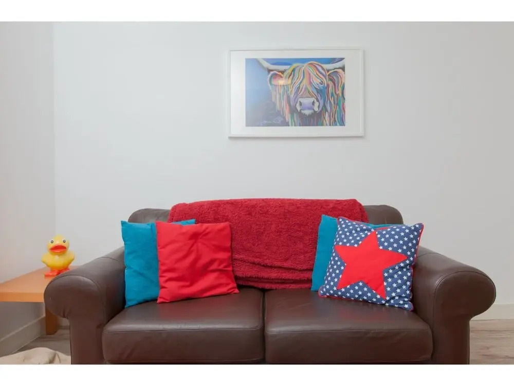 Connected & Convenient: Newly-renovated Flat for 2