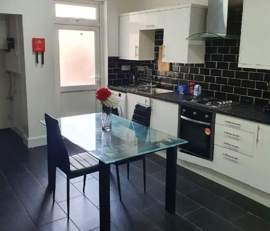 Modern 4 Bedroom House Near City Center