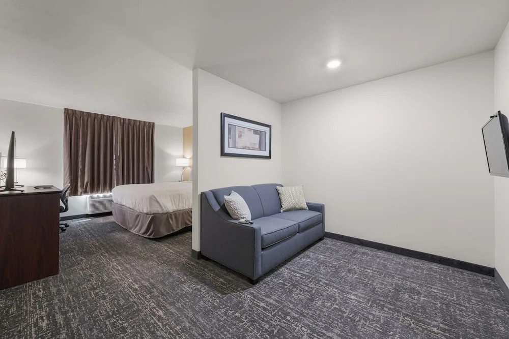 Cobblestone Hotel & Suites - Newport