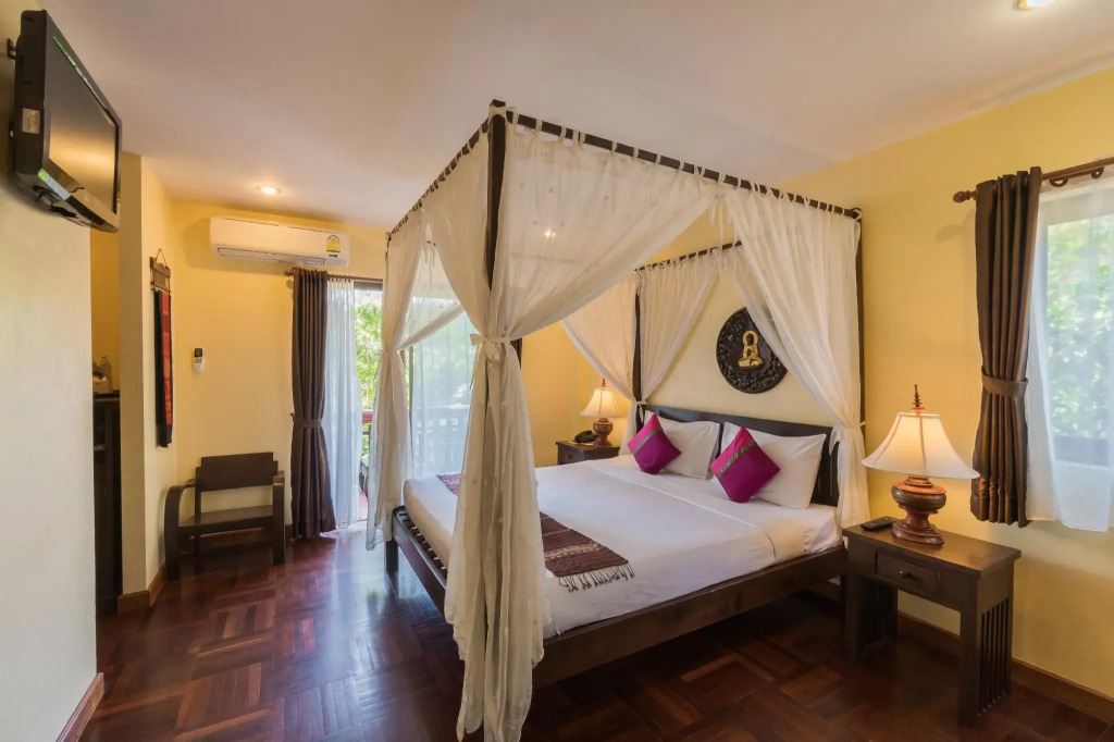 Coral Hotel Bangsaphan