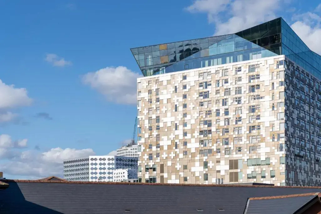 MAEVELA Apartments - Cube View City Centre Apartment - With Balcony View of The Cube - PS4 & Smart TV's