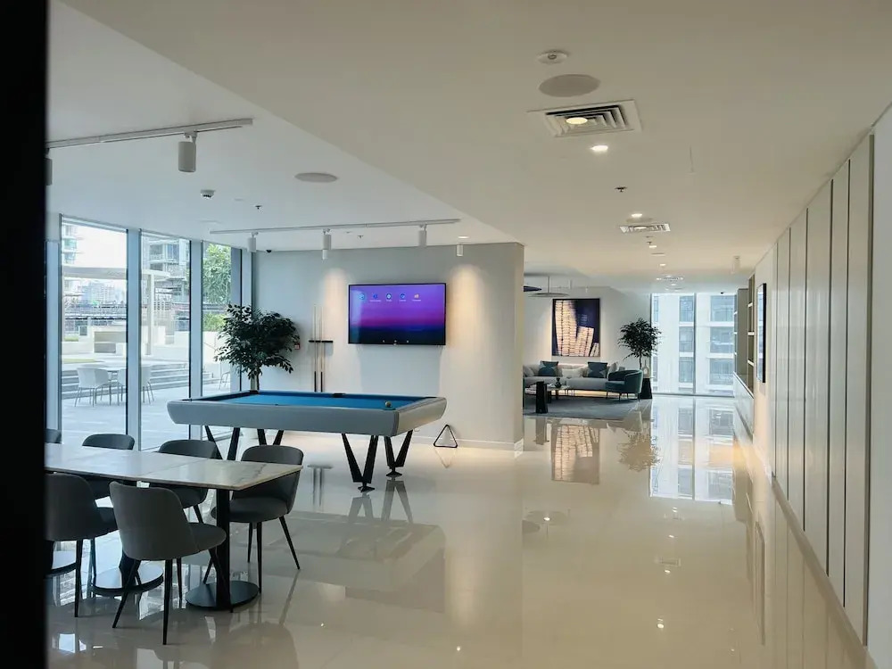 StoneTree - Luxurious 1 BR with Private Beach Access