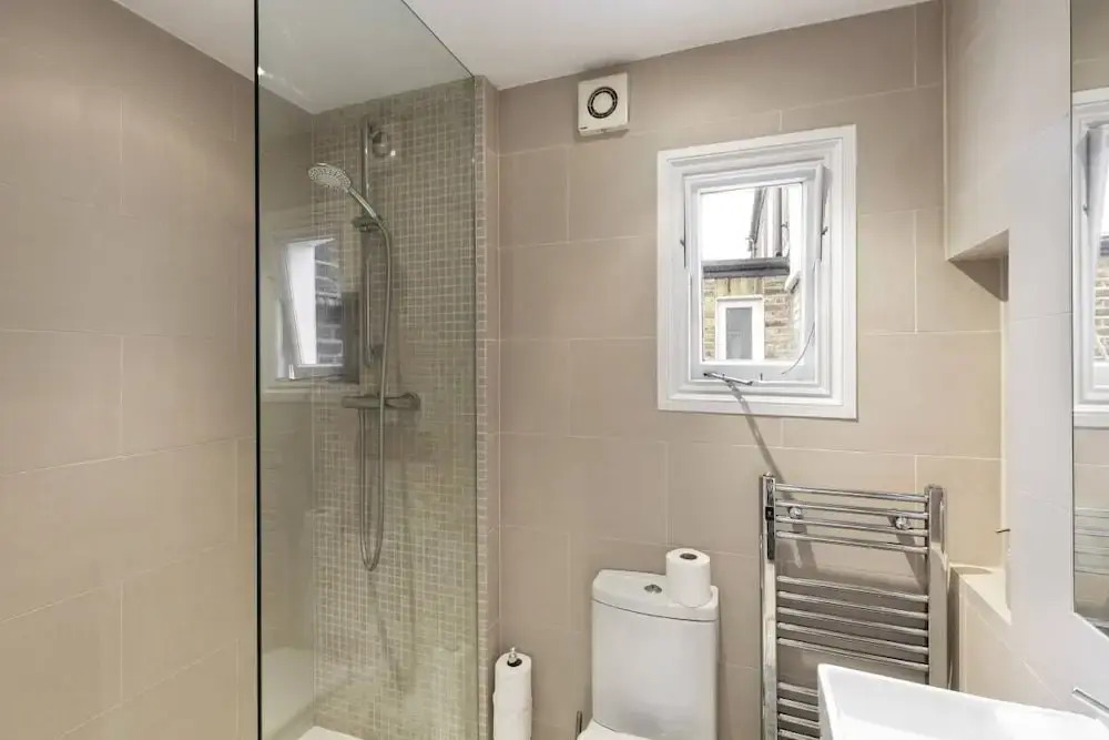 Modern & Cosy Three Bedroom Apartment in Queen's Park